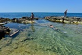黒海に面するクリミア半島セバストポリの海辺で遊ぶ人々（2022年7月16日撮影）。(c)Olga MALTSEVA / AFP