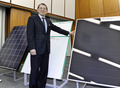 都内のシャープ（Sharp）本社で行った会見で、同社の太陽電池パネルを紹介する浜野稔重（Toshishige Hamano）副社長（2008年11月27日撮影）。(c)AFP/Yoshikazu TSUNO
