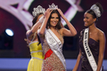カリブ海のドミニカ共和国サントドミンゴ（Santo Domingo）で17日、ミス・ドミニカ共和国の決勝が行われ、カルリーナ・デュラン（Carlina Duran）さん（25、中央）が優勝した。

デュランさんはミス・ユニバースに同国の代表として出場することとなる（2012年4月17日撮影）。(c)AFP/ERIKA SANTELICES