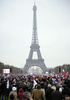 フランス・パリ（Paris）で13日、同性結婚の合法化に反対する抗議デモが行われ、警察発表で34万人が市内を行進した。主催者発表によると参加者は80万人。

与党・社会党が推進する同性婚合法化法案は月末に議会で審議される予定だが、フランスで2大宗教人口を持つキリスト教カトリックとイスラム教の信者の多くが反発しているほか、野党の右派政党も反対している。

写真は、同性婚合法化反対デモに参加する人々（2012年1月13日撮影）。(c)AFP/LIONEL BONAVENTURE