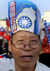2007年9月15日、台中（Taichung）で開かれた野党・国民党（KMT）の街頭行進で、国連復帰という意味のスローガンが書かれた紙の帽子をかぶった支持者。(c)AFP/ATRICK LIN