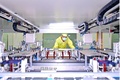 江西省撫州市にある太陽光発電モジュール生産企業で、輸出用の太陽電池シートを加工する従業員（撮影日不明、資料写真）。(c)People’s Daily/朱海鵬