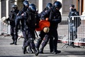 ロシア・モスクワ中心部で、拘束されるウクライナ侵攻に抗議するデモの参加者（2022年3月13日撮影）。(c)AFP