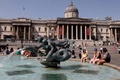 英ロンドンのトラファルガー広場の噴水で涼を取る人（2022年6月17日撮影）。(c)CARLOS JASSO / AFP