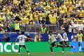 日本、W杯16強ならず 王国ブラジルに逆転負け サッカーW杯北中米大会・決勝トーナメント1回戦、ブラジル対日本。先制点を決めて喜ぶ佐野海舟(右から4人目、2026年6月29日撮影)。(c)RONALDO SCHEMIDT / AFP