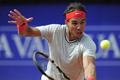 男子テニス、バルセロナ・オープン（Barcelona Open Banc Sabadell 2013）は26日、シングルス3回戦が行われ、大会第2シードのラファエル・ナダル（Rafael Nadal、スペイン）は7-6、6-2で第13シードのベノワ・ペール（Benoit Paire、フランス）を下して準々決勝に進んだ。

リターンを打つラファエル・ナダル（2013年4月26日撮影）。(c)AFP/JOSEP LAGO