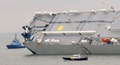 英南部サウサンプトン（Southampton）沖で座礁した自動車運搬船「ホーグ・オーサカ（Hoegh Osaka）号」（2015年1月4日撮影）。(c)AFP/MALCOM WELLS