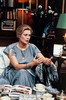 米ハリウッド女優からモナコ大公妃へと華麗な転身を見せたグレース・ケリー（Grace Kelly）が交通事故で非業の死を遂げてから、14日で30年を迎える。

人気女優として映画『モガンボ（Mogambo）』（1953）では俳優クラーク・ゲーブル（Clark Gable）と共演し、サスペンス映画の巨匠アルフレッド・ヒッチコック（Alfred Hitchcock）監督の『裏窓（Rear Window）』（1954）、『ダイヤルMを廻せ（Dial M for Murder）』（同）、『泥棒成金（To Catch a Thief）』（1955）などで次々ヒロインをつとめたグレース・ケリーは、1956年にモナコのレーニエ3世公（Prince Rainier III）と結婚し、グレース公妃（Princess Grace）となった。

だが1982年9月13日、グレース公妃はモナコ郊外ラ・トゥルビー（La Turbie）を車で走行中、事故に遭い、翌日帰らぬ人となった。富裕層の保養地モナコのイメージを確立したシンボルとして現在も深く愛されており、モナコではその死を悼む回顧展「グレース：シンボル・オブ・チェンジ（Grace, a Symbol of Change）」が開催されている。

写真は、公邸でくつろぐグレース公妃（1981年6月撮影）。(c)AFP/PRESSENS BILD/JAN DELDEN