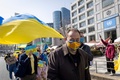 東京都内で行われたロシアのウクライナ侵攻に抗議するデモに参加した、ウクライナのセルギー・コルスンスキー駐日大使（2022年3月5日撮影）。(c)Behrouz MEHRI / AFP