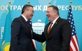 カザフスタンの首都ヌルスルタンでの記者会見を終えた、同国のムフタール・ティレウベルディ外相（左）と米国のマイク・ポンペオ国務長官（2020年2月2日撮影）。(c)KEVIN LAMARQUE / POOL / AFP