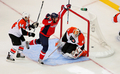 第1ピリオドに先制点を決め歓喜するキャピタルズのニクラス・ベックストローム（%%Nicklas Backstrom%%、中央）。（2008年4月22日撮影）(c)AFP/Getty Images/Len Redkoles