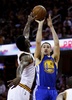 14-15NBAファイナル、クリーブランド・キャバリアーズ対ゴールデンステイト・ウォリアーズ。3ポイントシュートを狙うゴールデンステイト・ウォリアーズのクレイ・トンプソン（2015年6月16日撮影）。(c)AFP/Getty Images/Ezra Shaw
