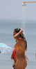 夏本番を迎えたブラジル・リオデジャネイロ（Rio de Janeiro）は22日、気温が36度以上まで上がった。

写真は、ブラジル・リオデジャネイロ（Rio de Janeiro）のコパカバーナ（Copacabana）ビーチでシャワーを浴びる海水浴に訪れた女性（2009年12月22日撮影）。(c)AFP/VANDERLEI ALMEIDA