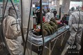 新型コロナウイルス感染症の流行が激しかった頃の中国・武漢市の赤十字病院（2020年1月25日撮影）。(c)HECTOR RETAMAL / AFP