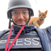 ウクライナで、AFP通信のジャーナリスト、アルマン・ソルディン氏が肩に猫を乗せて撮った自撮り写真（撮影日不明）。(c)Arman SOLDIN / AFP