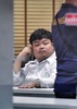 タイの首都バンコクの警察署に連行された民主活動家のパリット・チワラック氏（2020年8月14日撮影）。(c)Lillian SUWANRUMPHA / AFP