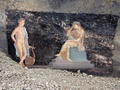 イタリア・ポンペイ遺跡で発見された宴会場と壁に描かれたギリシャ神話のフレスコ画。アポロンとカッサンドラが描かれている。ポンペイ遺跡公園提供（2024年4月11日公開）。(c)AFP PHOTO / Parco Archeologico di Pompei press office