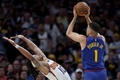 22-23NBAプレーオフ、ウエスタンカンファレンス準決勝（7回戦制）、デンバー・ナゲッツ対フェニックス・サンズ。得点を狙うデンバー・ナゲッツのマイケル・ポーター・ジュニア（右、2023年4月29日撮影）。(c)Matthew Stockman/Getty Images/ AFP