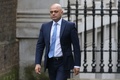 英ロンドンにある首相官邸前を歩く、サジド・ジャビド財務相（2020年2月11日撮影）。(c)Isabel Infantes / AFP