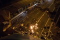 デモ参加者が投げた火炎瓶が散乱する香港中文大学近くの道路（2019年11月15日撮影）。(c)DALE DE LA REY / AFP