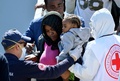 イタリア海軍の艦船に救出され、シチリア州アウグスタの港に到着した難民たち（2015年4月22日撮影）。AFP/ALBERTO PIZZOLI