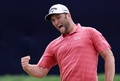 男子ゴルフ米国ツアーのメジャー第3戦、第121回全米オープン選手権最終日。18番でバーディーパットを決め喜ぶジョン・ラーム（2021年6月20日撮影）。(c)Sean M. Haffey/Getty Images/ AFP