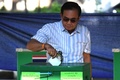 タイの首都バンコクの投票所で票を投じる、軍事政権を率いるプラユット・チャンオーチャー暫定首相（2019年3月24日撮影）。(c)AFP/Lillian SUWANRUMPHA