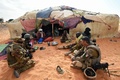 マリで現地住民と懇談するフランス軍兵士（2016年3月10日撮影、資料写真）。(c)PASCAL GUYOT / AFP