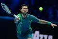 男子テニス、ATPファイナルズ5日目。リターンを打つノバク・ジョコビッチ（2023年11月16日撮影）。(c)Tiziana FABI / AFP