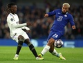 サッカー欧州チャンピオンズリーグ準々決勝第2戦、チェルシー対レアル・マドリード。レアル・マドリードのエドゥアルド・カマヴィンガ（左）の足を踏みつけるチェルシーのリース・ジェームズ（2023年4月18日撮影）。(c)ADRIAN DENNIS / AFP