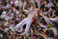 1週間にわたる牛追いが有名なスペイン北部パンプロナ（Pamplona）の祭りサン・フェルミン（San Fermin）が6日正午、「チュピナソ」と呼ばれる花火の打ち上げとともに始まりを告げた。

写真は市庁舎前で行われた「チュピナソ」を祝う人たち（2012年7月6日撮影）。(c)AFP/Rafa Rivas