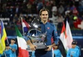 テニス、ドバイ・テニス選手権、男子シングルス決勝。トロフィーを手にするロジャー・フェデラー（2019年3月2日撮影）。(c)KARIM SAHIB / AFP