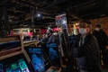 レトロゲームで遊べる東京のゲームセンター「ゲーセンミカド」のスタッフ（中央、2021年1月26日撮影）。(c)Philip FONG / AFP