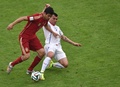 サッカーW杯ブラジル大会（2014 World Cup）グループB、スペイン対チリ。チリのガリー・メデル（Gary Medel、右）とボールを競るスペインのジエゴ・コスタ（Diego da Silva Costa、2014年6月18日撮影）。(c)AFP/YASUYOSHI CHIBA