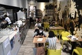 台湾・台北にある香港出身弁護士が始めた飲食店で食事を取る人々（2020年5月27日撮影）。(c)Sam Yeh / AFP