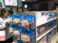 会場に並んだドラえもんの公式ライセンス商品を次々と手に取る来場者（2019年3月15日撮影）。(c)Xinhua News