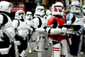 ニューヨーク国際子ども映画祭（New York International Children&apos;s Film Festival）で開催されたアニメ映画『スター・ウォーズ/クローン・ウォーズ（Star Wars: The Clone Wars）』の特別上映会に登場した、ストーム・トルーパーとクローン・トルーパー（2008年8月10日撮影）。(c)AFP/Getty Images/Joe Corrigan