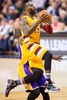 15-16NBA、クリーブランド・キャバリアーズ対ロサンゼルス・レイカーズ。レイアップシュートを狙うクリーブランド・キャバリアーズのレブロン・ジェームズ（2016年2月10日撮影）。(c)AFP/Getty Images/Jason Miller