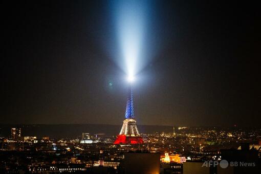 パリ同時襲撃から10年 国旗色のエッフェル塔が犠牲者追悼 写真8枚 国際