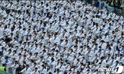 韓国で1万2000人の「テコンドーの型」ギネス記録