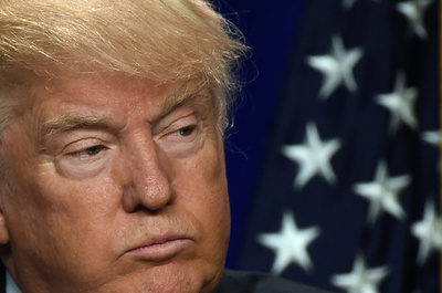 トランプ氏とクリントン氏、フロリダ銃乱射事件めぐり激しく対立