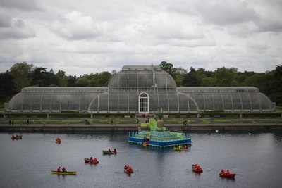 巨大パイナップル出現、キュー植物園 ロンドン