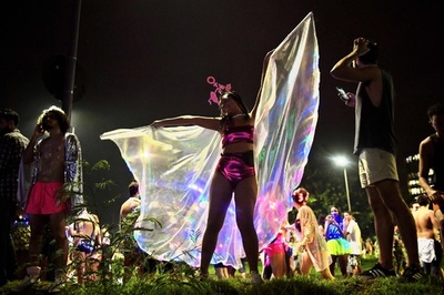 「リオのカーニバル」が開幕、恒例の鍵渡しで幕開けを宣言