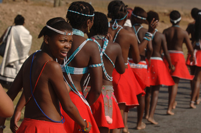 女子生徒が裸で踊る合唱コンクールに物議、南ア政府が伝統文化に苦言