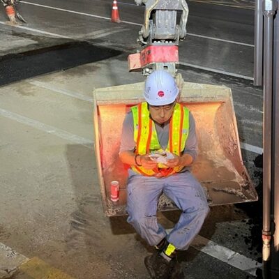 韓国・五輪銀メダリスト、ショベルカーでのハンバーガー「最高」