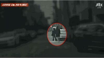 韓国の路地裏、ポケットに手を入れた不審な尾行者がつけてくる…女性を救った“車のクラクション”