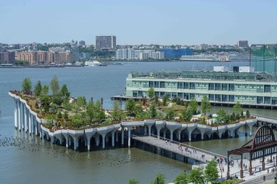 米NY、ハドソン川に造られた公園オープン 市民らでにぎわう