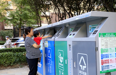 中国の住宅街で広まる「顔認証ごみ箱」 不法投棄防ぎ、住民にはポイントも