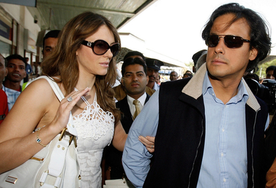 エリザベス・ハーレー、挙式のためムンバイ入り - インド