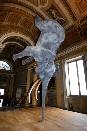 古城を舞台に「鼻で逆立ちするゾウ」、仏の現代美術展に登場